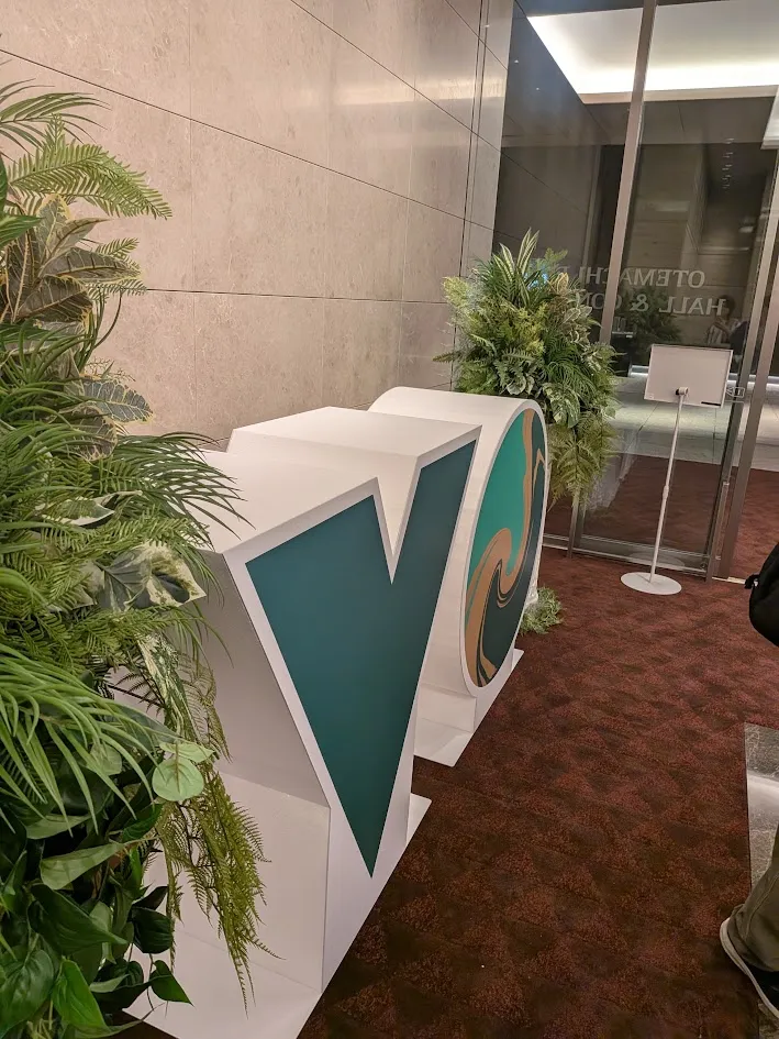 大きな Vue ロゴが置かれた会場のフォトスポット