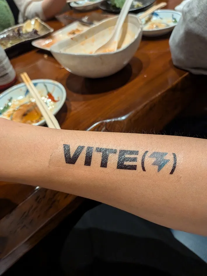 腕に貼った Vite のタトゥーシール